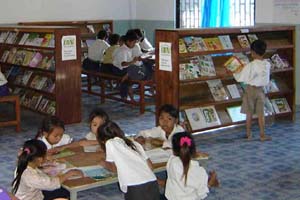 Kinder in einer von Room to Read gegründeten Schulbibliothek