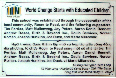 Beispiel eines Widmungsschildes für eine Room to Read Schule in Vietnam
